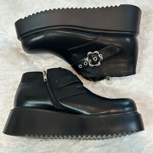 LA MODA FLOWER BUCKLE BLACK VEGAN LEATHER PLATFORM ANKLE BOOT SIZE 8 new w/tag